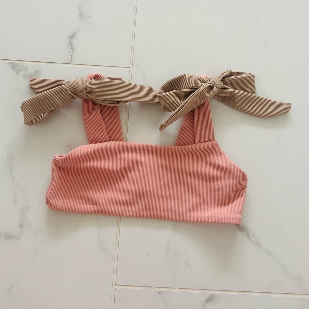 NWOT Beach riot bikini top